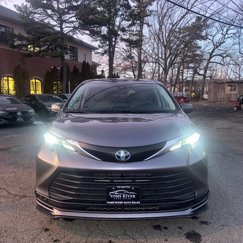 Used 2021 Toyota Sienna LE image 1