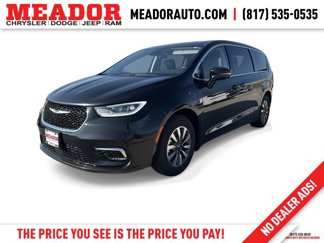 Used 2022 Chrysler Pacifica Touring-L w/ Uconnect Theater Family Group image 1