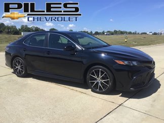 Used 2021 Toyota Camry SE image 1