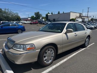 Used 2005 Lincoln Town Car Signature Limited image 1