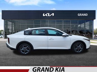 New 2025 Kia K4 LXS image 1