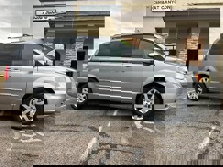 Used 2014 Chrysler Town & Country Touring image 1