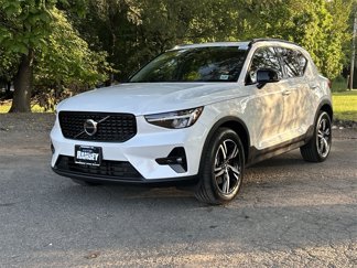 Certified 2023 Volvo XC40 B5 Plus image 1