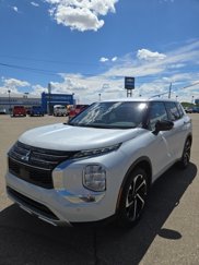 Used 2024 Mitsubishi Outlander SE image 1