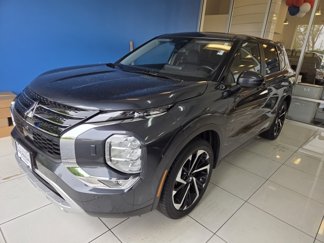 Used 2024 Mitsubishi Outlander SE image 1