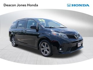 Used 2020 Toyota Sienna SE image 1