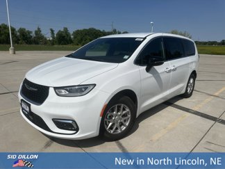 New 2025 Chrysler Pacifica Select image 1