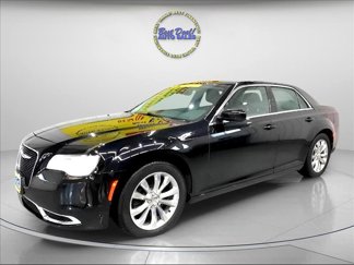 Used 2018 Chrysler 300 Touring L image 1