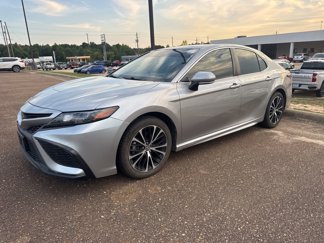 Used 2022 Toyota Camry SE image 1
