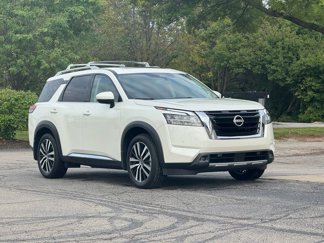 Used 2024 Nissan Pathfinder Platinum image 1