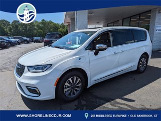 New 2023 Chrysler Pacifica Limited w/ Uconnect Theater Family Group image 1