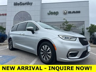 Used 2023 Chrysler Pacifica Touring-L image 1