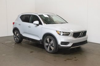Used 2020 Volvo XC40 T5 Momentum image 1