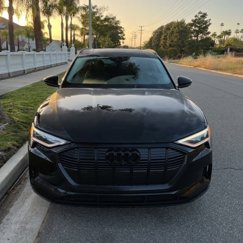 Used 2019 Audi e-tron Prestige w/ Prestige Package image 1