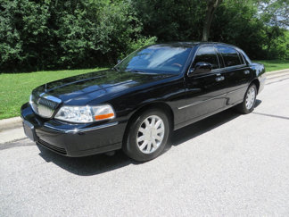 Used 2011 Lincoln Town Car Signature Limited image 1