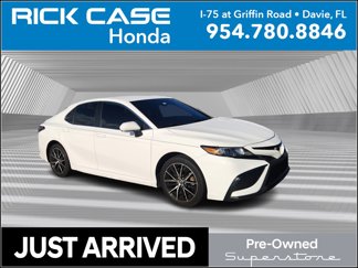 Used 2022 Toyota Camry SE image 1