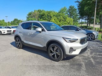 Certified 2025 Volvo XC40 B5 Core image 1