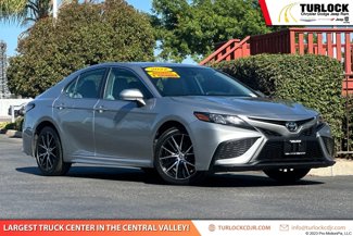 Used 2022 Toyota Camry SE image 1