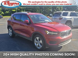 Used 2022 Volvo XC40 T4 Momentum image 1