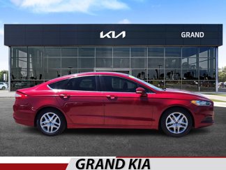 Used 2016 Ford Fusion SE image 1
