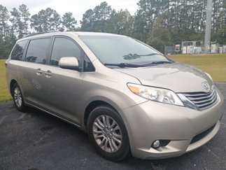 Used 2015 Toyota Sienna XLE image 1