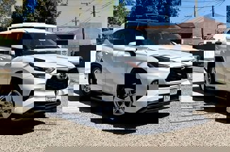 Used 2022 Toyota Highlander LE image 1