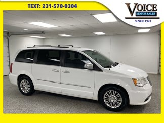 Used 2015 Chrysler Town & Country Touring-L w/ Driver Convenience Group image 1