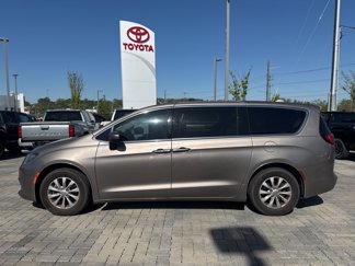Used 2017 Chrysler Pacifica Touring image 1