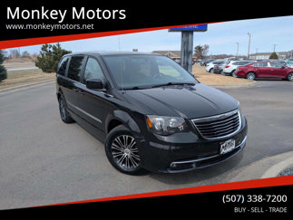 Used 2014 Chrysler Town & Country S image 1