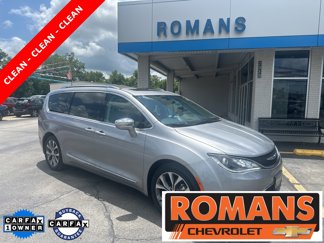 Used 2017 Chrysler Pacifica Limited image 1
