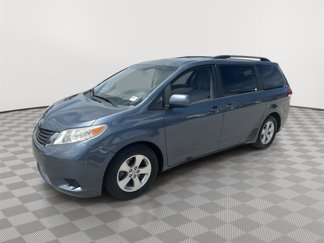 Used 2014 Toyota Sienna LE image 1