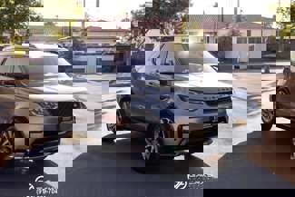 Used 2020 Land Rover Discovery Landmark image 1