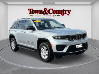 Certified 2023 Jeep Grand Cherokee Laredo image 1