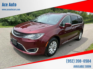Used 2018 Chrysler Pacifica Touring-L w/ Advanced Safetytec Group image 1