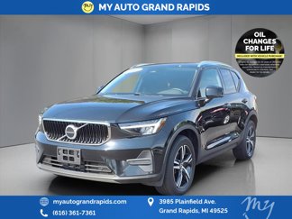 Used 2023 Volvo XC40 B5 Core image 1