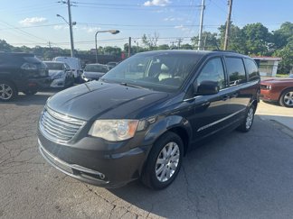 Used 2014 Chrysler Town & Country Touring image 1