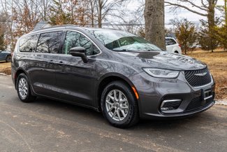 Used 2022 Chrysler Pacifica Touring-L image 1