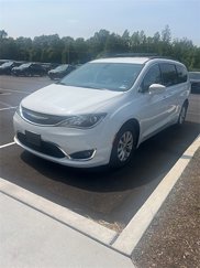 Used 2017 Chrysler Pacifica Touring-L image 1