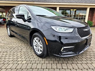 Used 2023 Chrysler Pacifica Touring-L image 1