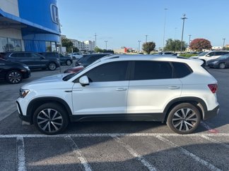 Used 2023 Volkswagen Taos SE image 1