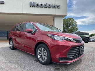 Used 2024 Toyota Sienna LE image 1