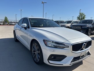 Used 2020 Volvo S60 T5 Momentum image 1