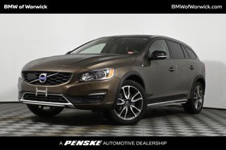 Used 2018 Volvo V60 T5 Cross Country image 1