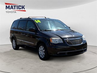 Used 2014 Chrysler Town & Country Touring image 1