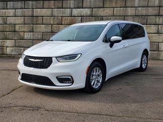 Used 2023 Chrysler Pacifica Touring-L image 1