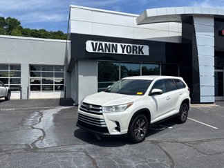 Used 2019 Toyota Highlander LE image 1