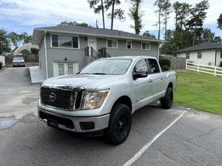 Used 2018 Nissan Titan SV image 1
