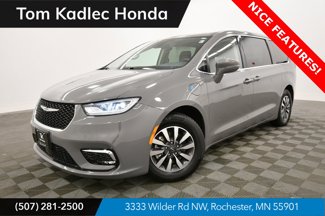 Used 2022 Chrysler Pacifica Touring-L image 1