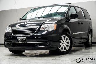 Used 2015 Chrysler Town & Country Touring image 1