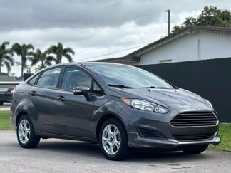 Used 2015 Ford Fiesta SE image 1